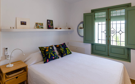 Bedroom 1: double bed